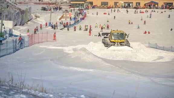 间隔拍摄雪地车和人滑雪场度假村崇礼中国