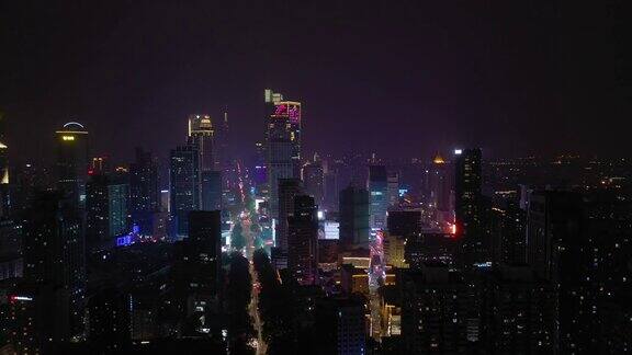 飞行飞越南京市中心市中心夜间灯火通明交通街道航拍全景4k中国