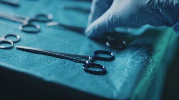 医生的手与各种手术设备