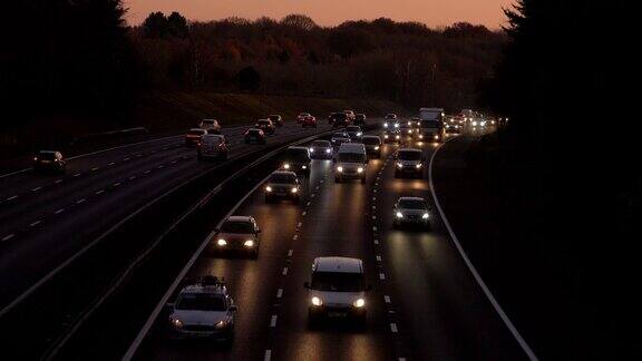 黄昏时分高速公路上车流滚滚汽车开着大灯