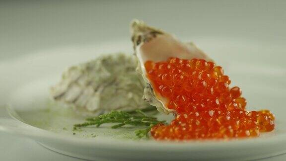 在豪华餐厅供应红鲑鱼鱼子酱和贝壳