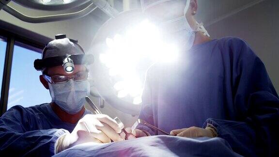 在手术室里做手术的外科医生