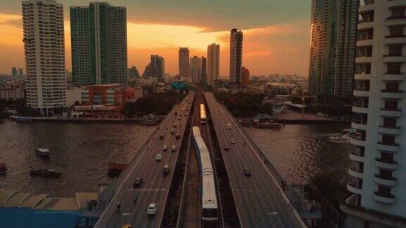 鸟瞰图曼谷滨河市中心在日落
