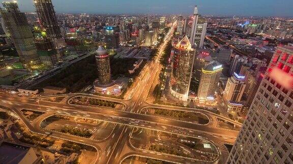 繁忙道路交叉口的鸟瞰图黄昏到夜晚的过渡北京中国