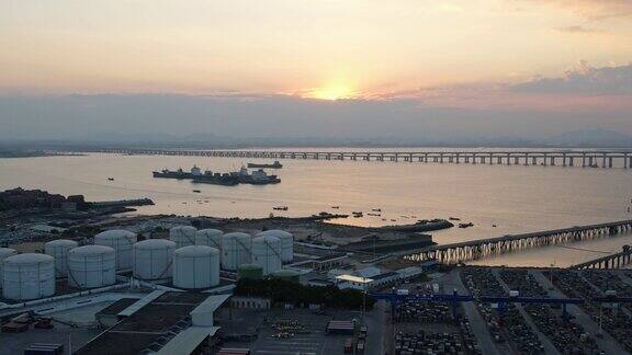 黄昏时油轮商业码头的鸟瞰图