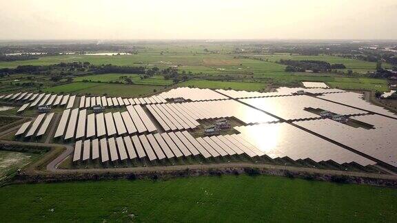 无人机航拍自然太阳能农场