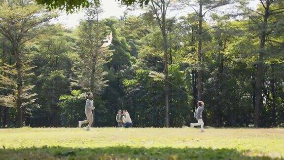 亚洲家庭在公园户外放风筝