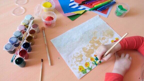 小女孩用水粉画花孩子们的艺术工艺如何制作贺卡为母亲节或孩子的生日制作手工礼物