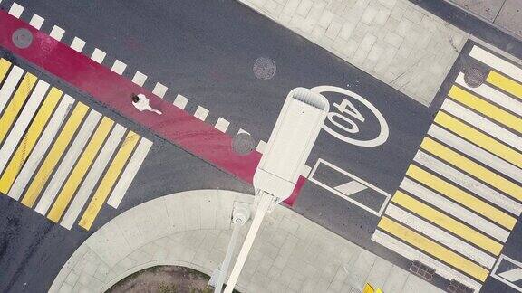 汽车在十字路口右行驶女孩在红色自行车标志上奔跑