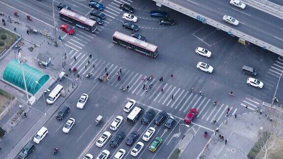 MSHAZI鸟瞰图穿过街道的人群北京中国