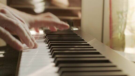 在家弹钢琴
