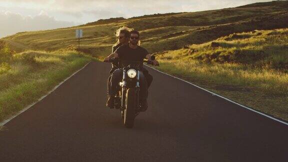 骑老式摩托车的情侣