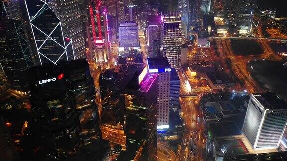 夜间灯光照亮香港市区海湾航拍4k