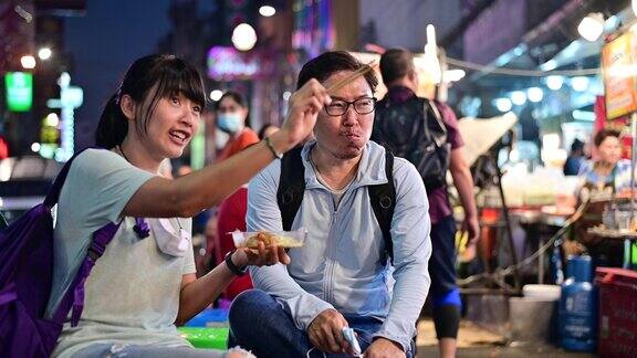 4K的亚洲夫妇喜欢在曼谷唐人街的街头美食与交通