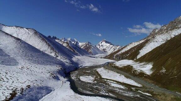 杜库高速公路雪山航拍新疆中国
