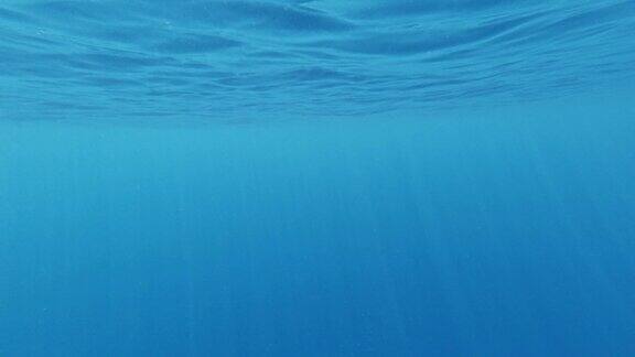 蓝色的海浪从水下涌出