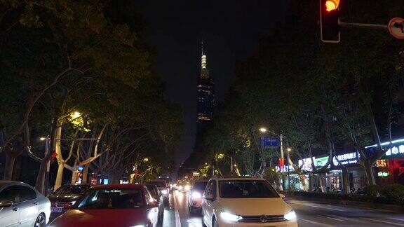 夜景照亮了南京市中心交通大街著名塔前全景4k中国
