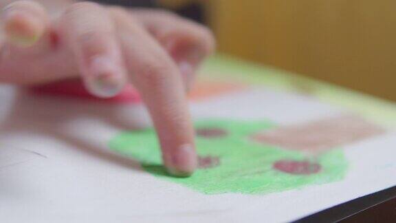 特写亚洲年轻女孩使用手指绘画和绘画艺术和工艺在客厅而呆在家里他们用蜡笔或粉笔的颜色在纸上创造艺术项目形成她的想象艺术和手工艺概念的女孩