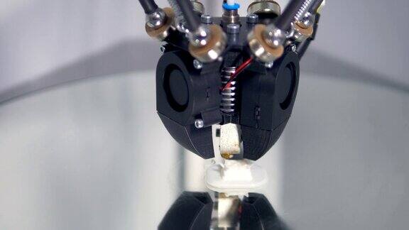 为工业工厂制造3D物体的机械臂4k