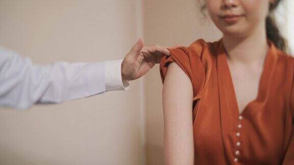 医生正在给年轻女性接种疫苗