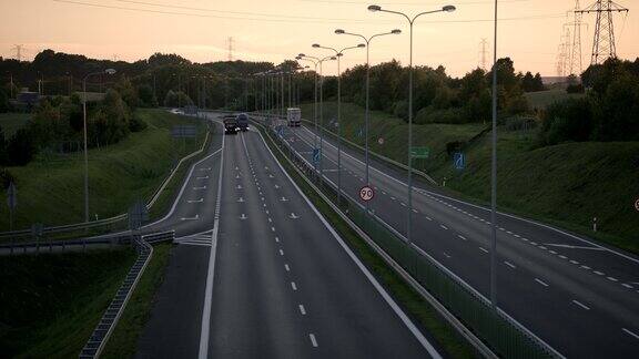 延时静止拍摄的四车道道路与汽车在日落