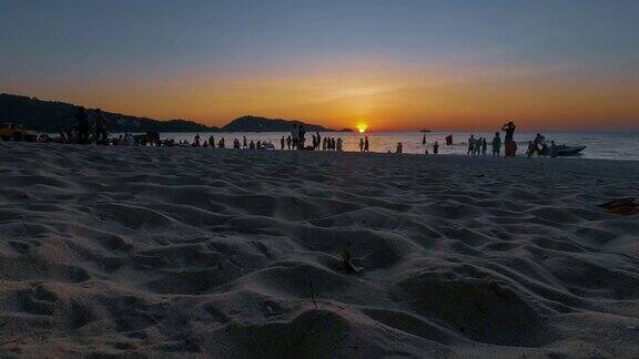 泰国普吉岛巴东海滩日落时分与人群在海滩上