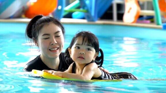 4kRT亚洲幼儿跳跃和游泳带板和支持
