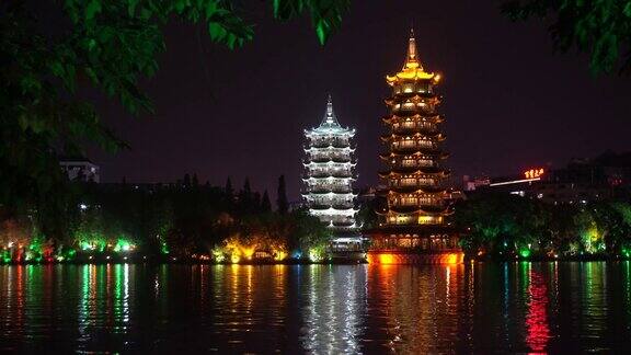 中国桂林黑暗中的日月双塔