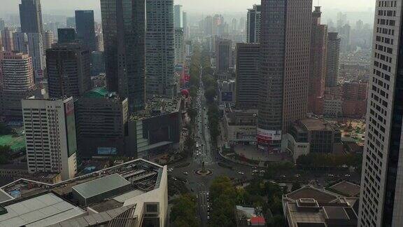 晴朗的夜晚南京市中心交通十字路口高空俯仰全景4k中国