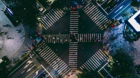 无人机视角的城市街道十字路口在夜间