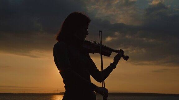 演奏小提琴的女人剪影