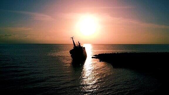 海面上平静的日落事故后的旧船地中海海景与鸟类