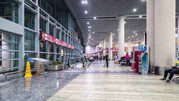 时光流逝:中国澳门机场出发大厅的旅客拥挤