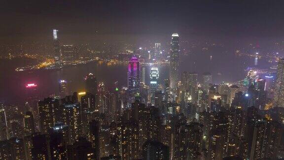照亮夜晚的香港水平全景时间流逝从太平山顶眺望