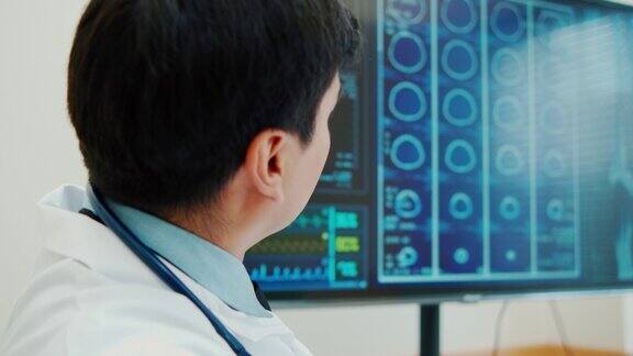 医生在电脑显示器上看核磁共振扫描检查