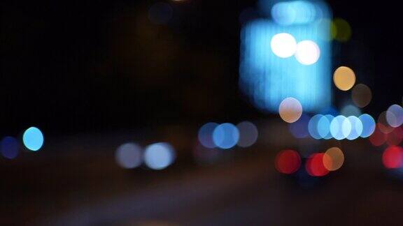 夜间交通的散焦视图