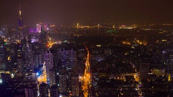 飞越南京市中心夜间照明城市景观交通街道湖区空中延时全景4k中国