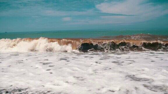海上风暴海浪在卵石海滩上翻滚