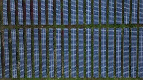 头顶的太阳能电池板农场与阳光太阳能电池
