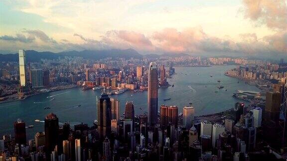 香港市区及维多利亚港智慧城市的金融区摩天大楼和高层建筑日落的鸟瞰图