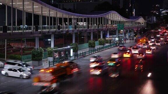 延时和平移左:曼谷的交通和拥挤的晚上时间