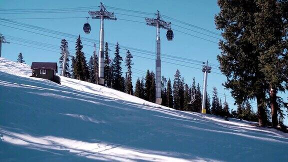 到山顶进行高山滑雪的露天滑雪缆车