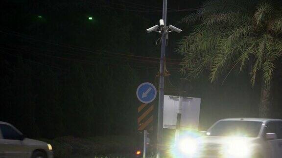 有夜间交通背景的闭路电视