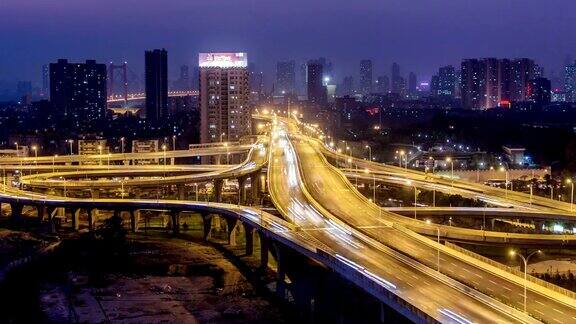 时间流逝的立交桥从白天到夜晚中国武汉市