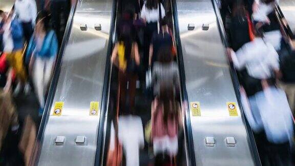 在香港中环车站高峰时段乘客和游客在自动扶梯上行走和奔跑的4K时间间隔