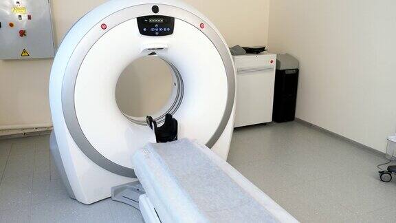 医院放射科的现代化设备空的计算机断层扫描或磁共振成像CT或MRI扫描4k