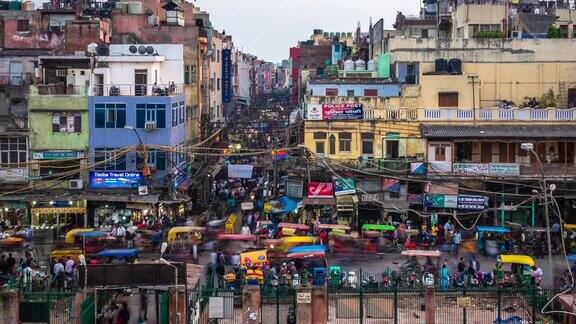 在ChandniChowk一个繁忙的购物区和食品市场在旧德里的心脏印度时间推移视图的交通和人