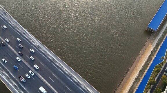 水桥上交通景观旋转画面航拍