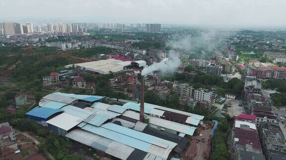 工厂的烟囱散发着烟雾