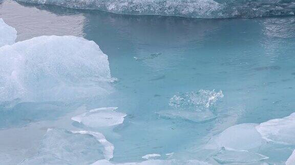 摇摄:冰山漂浮在冰岛Vatnajokull冰川的Jokulsarlon泻湖